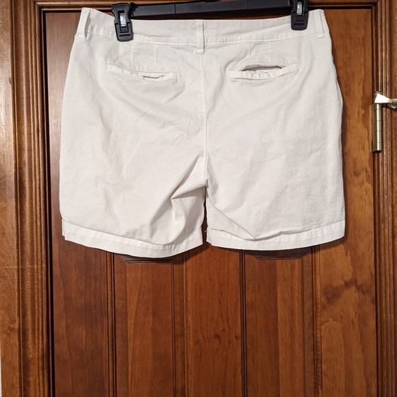 Old Navy Tall White Mid-Rise Everyday Shorts - Picture 2 of 2